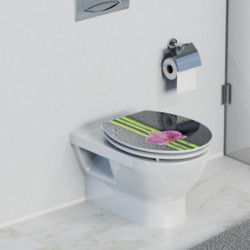 Wandhängende Toilette mit geschlossenem WC-Sitz, Motiv aus Bambus und pinker Blüte.