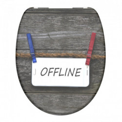 WC-Sitz mit Holzmotiv und Schild mit Schriftzug „OFFLINE“, gehalten von zwei Klammern