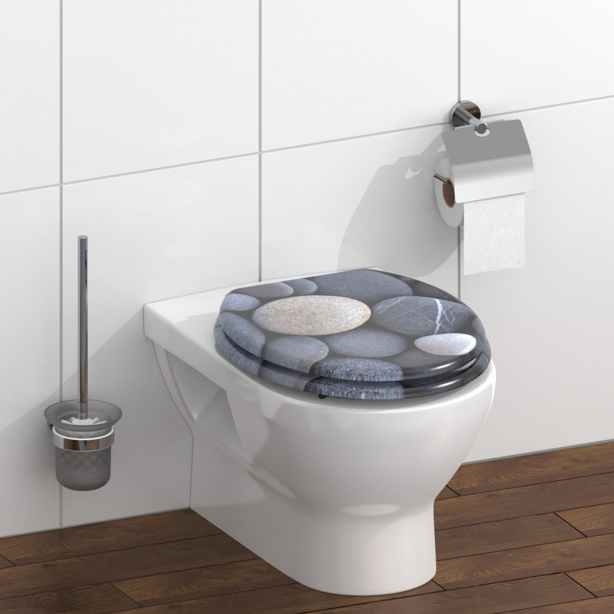 Toilettensitz mit Kieselsteinmuster auf weißem WC neben verchromtem Toilettenpapierhalter.
