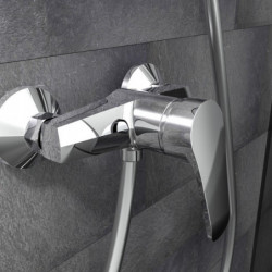 Wand-Duscharmatur in Chrom mit zylindrischen Griffen und Schlauchanschluss.