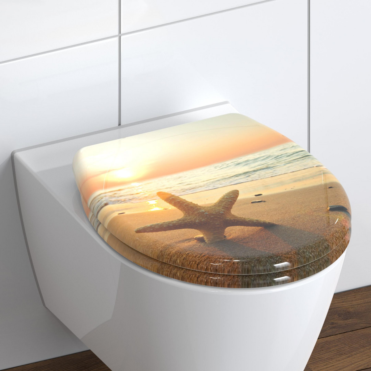 WC-Sitz mit Strandmotiv und Seestern bei Sonnenuntergang auf weißer Toilette