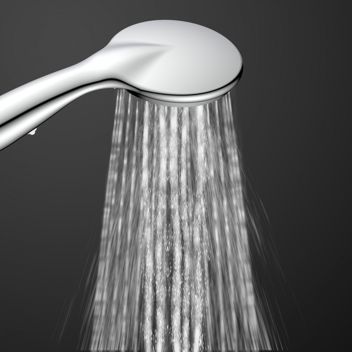 Chromfarbener Duschkopf mit laufendem Wasserstrahl vor dunklem Hintergrund.