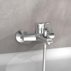 Chrom-Wandarmatur mit Einhebelmischer und Brauseschlauch über Badewanne montiert