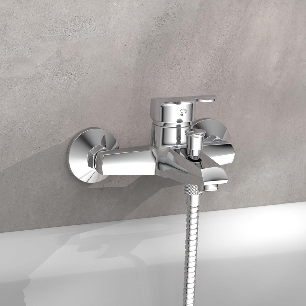 Chrom-Wandarmatur mit Einhebelmischer und Brauseschlauch über Badewanne montiert