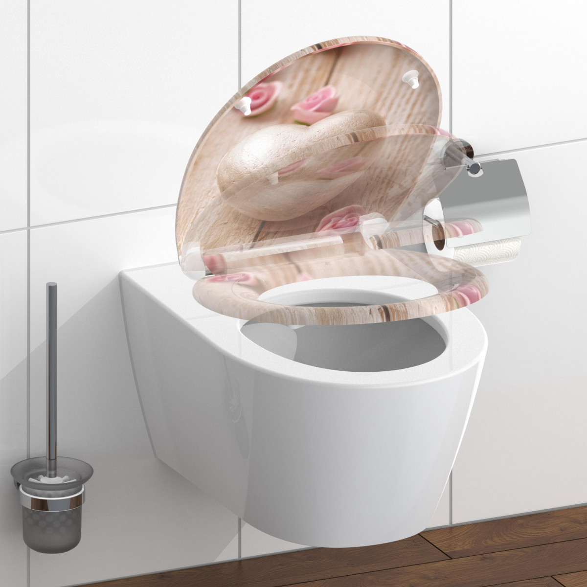 Wandhängendes WC mit offenem Toilettensitz in Holzoptik und Rosendekor, daneben Bürste und Papierhalter.