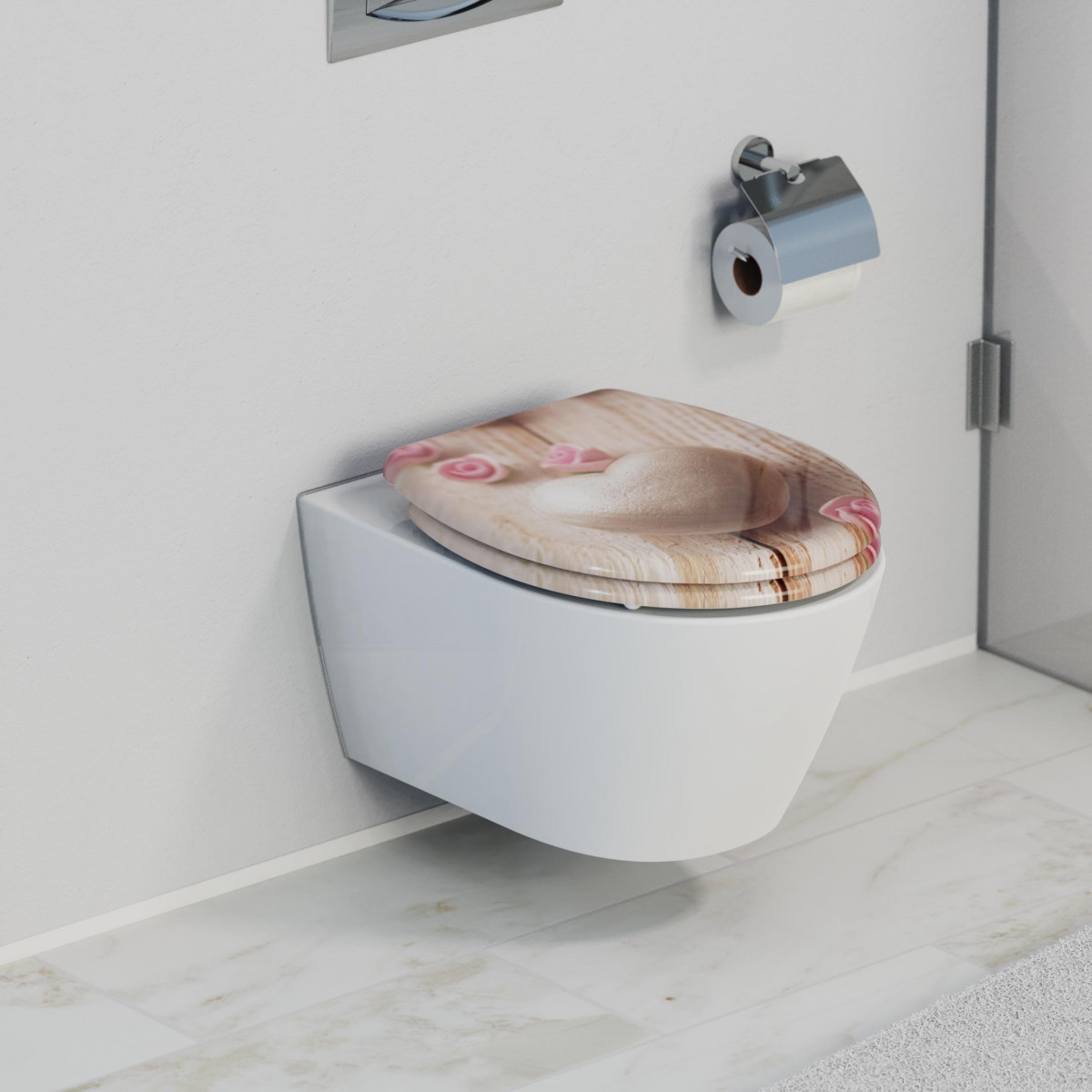 Wandhängende weiße Toilette mit bedrucktem WC-Sitz in Holzoptik und Herzmotiv.