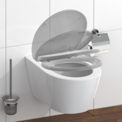 Wandhängendes WC mit hochklappbarem Toilettensitz und Deckel in Seitenansicht