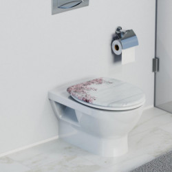 Wandhängende weiße Toilette mit Toilettendeckel in Holzoptik und Blumenmuster.