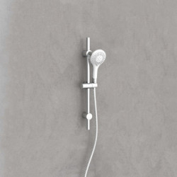 Chrom-Duschset mit Handbrause, Schlauch und Wandstange an grauer Wand.