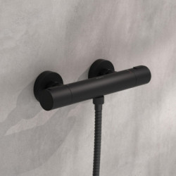 Schwarze Duscharmatur mit Thermostat, Wandmontage und Schlauchanschluss.