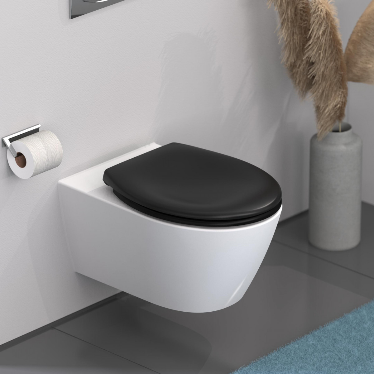Wandhängendes WC mit schwarzem Sitz und Toilettenpapierhalter an der Wand.