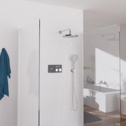 Duschsystem mit runder Kopfbrause, Handbrause und digitalem Bedienfeld an Glasabtrennung.
