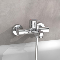 Wandmontierte Badewannenarmatur aus Chrom mit Hebel und Schlauchanschluss.