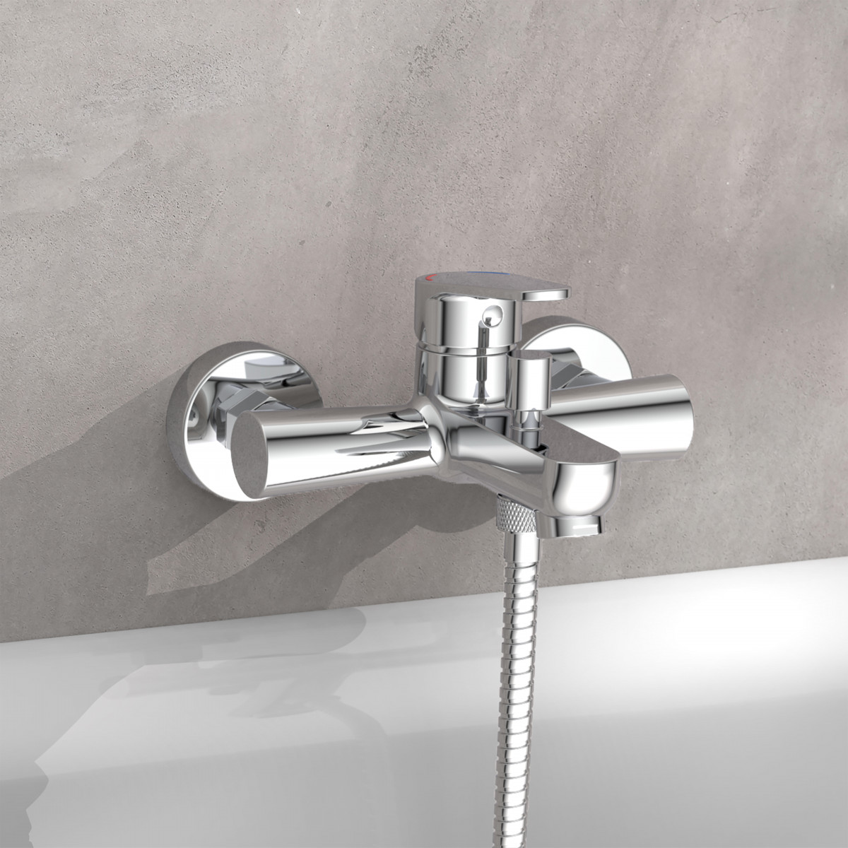 Wandmontierte Badewannenarmatur aus Chrom mit Hebel und Schlauchanschluss.