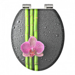 Schwarzer Toilettensitz mit Wassertropfen, Bambusstäben und rosa Orchideenblüte.
