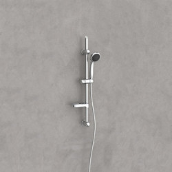 Chrom-Duschset mit Handbrause, Schlauch und Wandstange an grauer Wand.