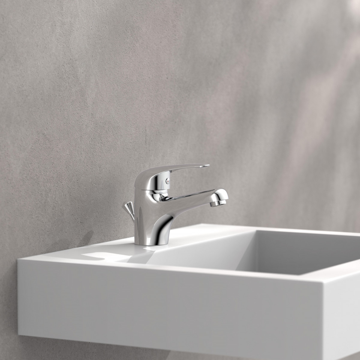 Chromfarbener Einhebel-Waschtischmischer auf weißem Wandwaschbecken vor grauer Wand.