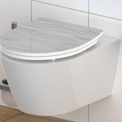 Wandhängendes WC mit geschlossenem Sitzdeckel in grauer Wellenoptik.