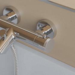 Verchromter Thermostatmischer mit Temperaturmarkierung und Wandmontage an Badewanne.