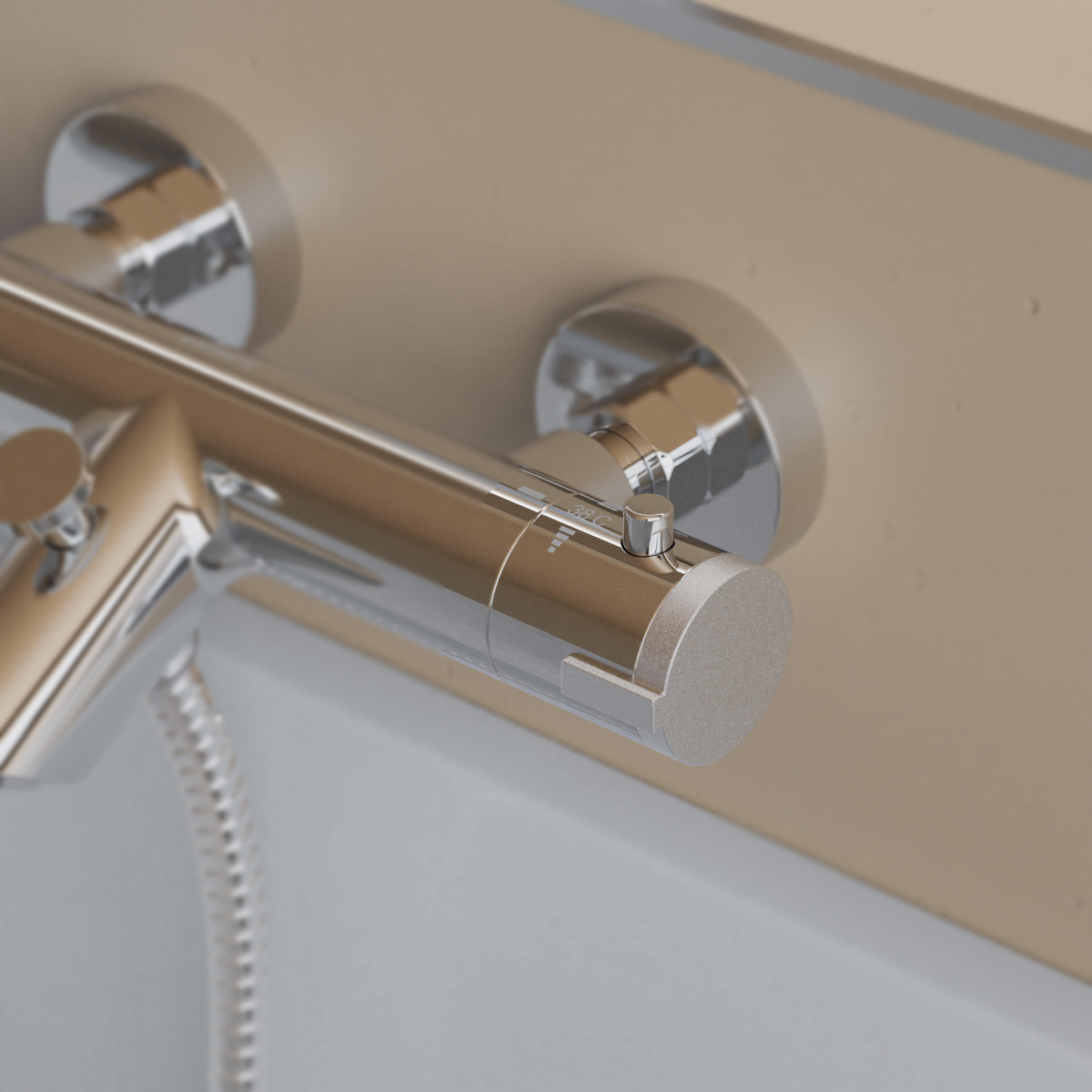 Verchromter Thermostatmischer mit Temperaturmarkierung und Wandmontage an Badewanne.