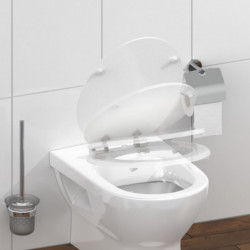Transparente, hochgeklappte Platte über einem weißen WC in einem gefliesten Bad.