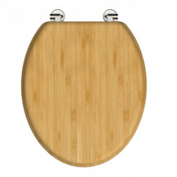 Ovaler Toilettensitz aus hellem Holz mit zwei silberfarbenen Metallscharnieren.
