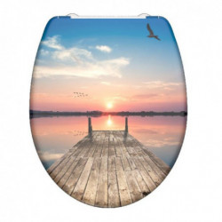 Toilettensitz mit Aufdruck eines Holzstegs über ruhigem Wasser bei Sonnenuntergang.