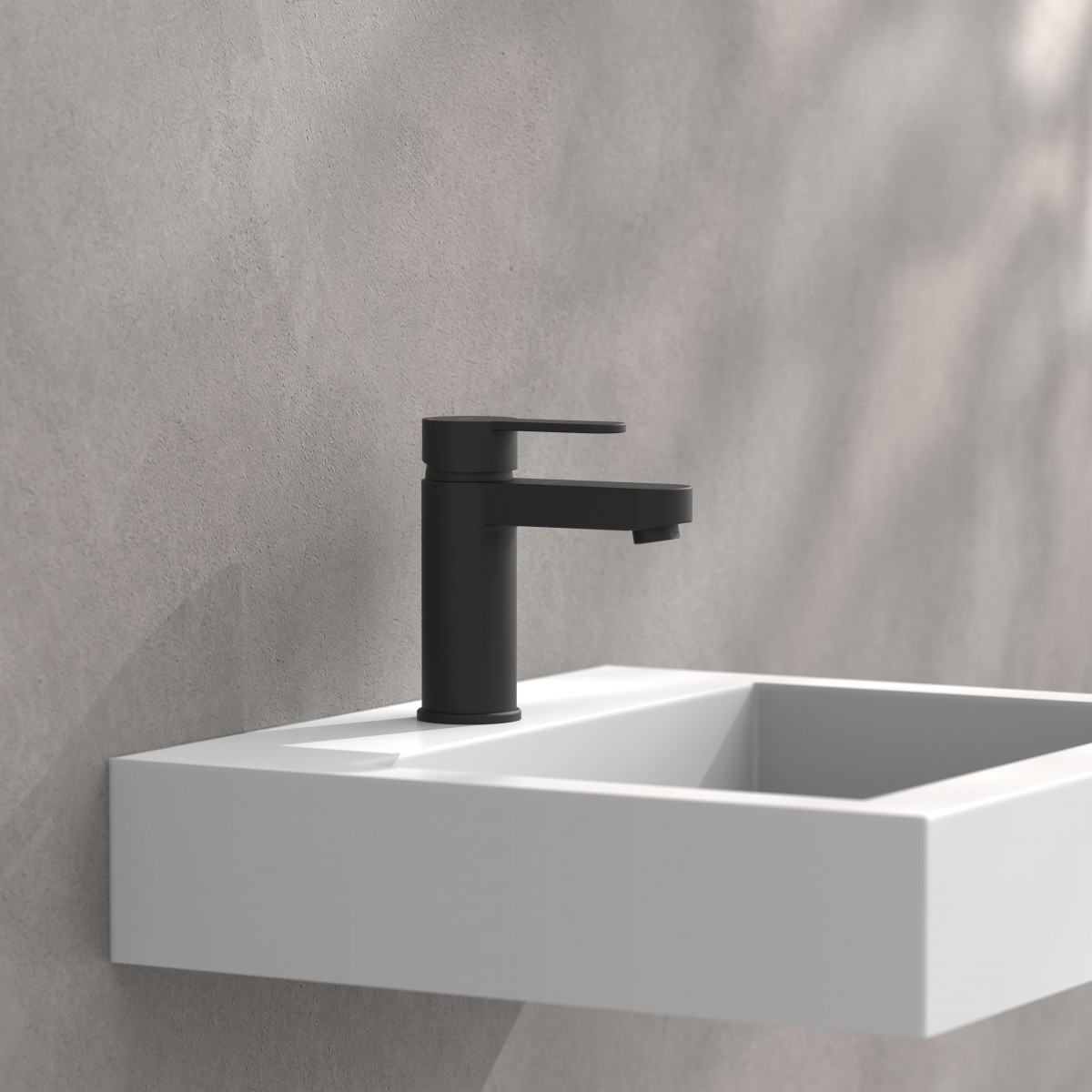 Schwarze Einhebelarmatur mit kurzem Auslauf auf weißem Waschbecken