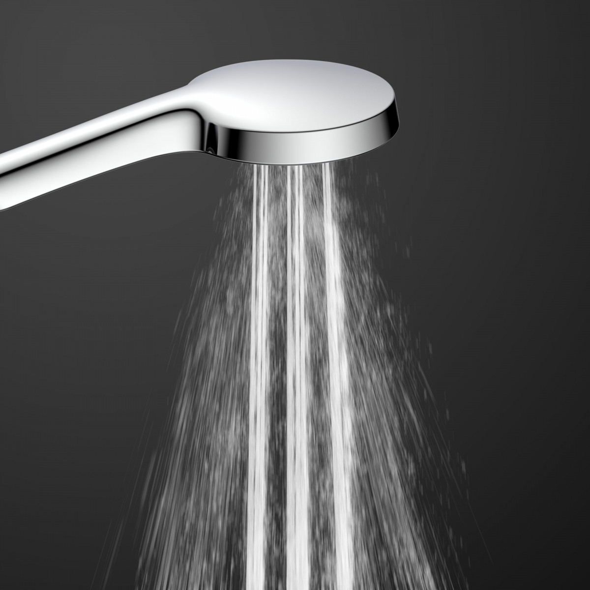 Nahaufnahme eines verchromten Duschkopfs mit herabfallenden Wasserstrahlen.