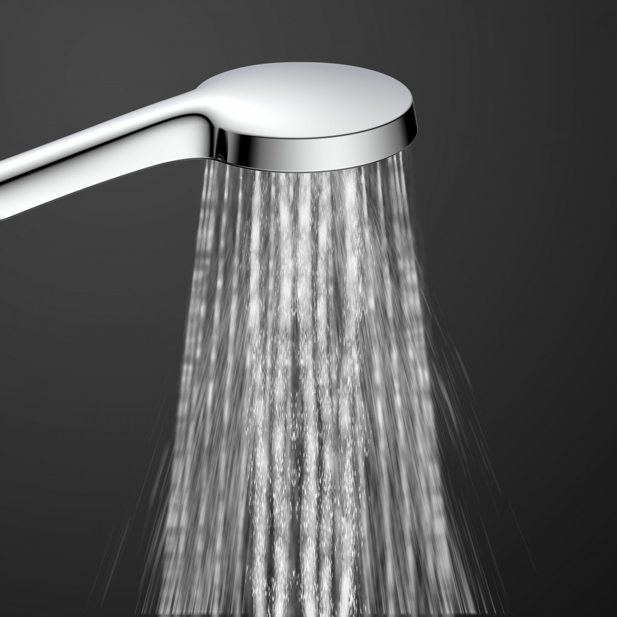 Verchromter Duschkopf mit gleichmäßig herabfallendem Wasserstrahl.