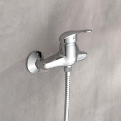 Chrom-Wandarmatur mit Einhebelmischer und Schlauchanschluss an runder Rosette