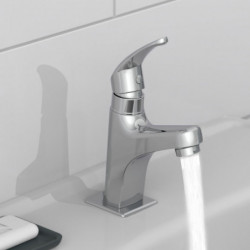 Chromfarbene Einhebel-Waschtischarmatur mit laufendem Wasserstrahl