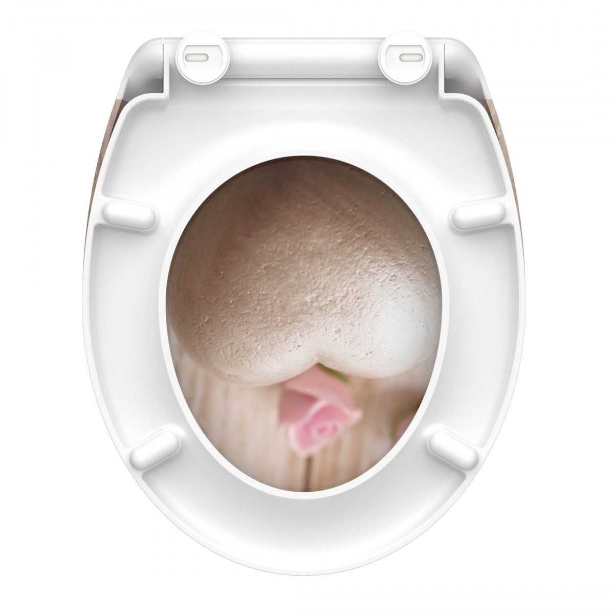 Weißer WC-Sitz mit Motiv aus Steinherz und rosa Rose auf Holzuntergrund.