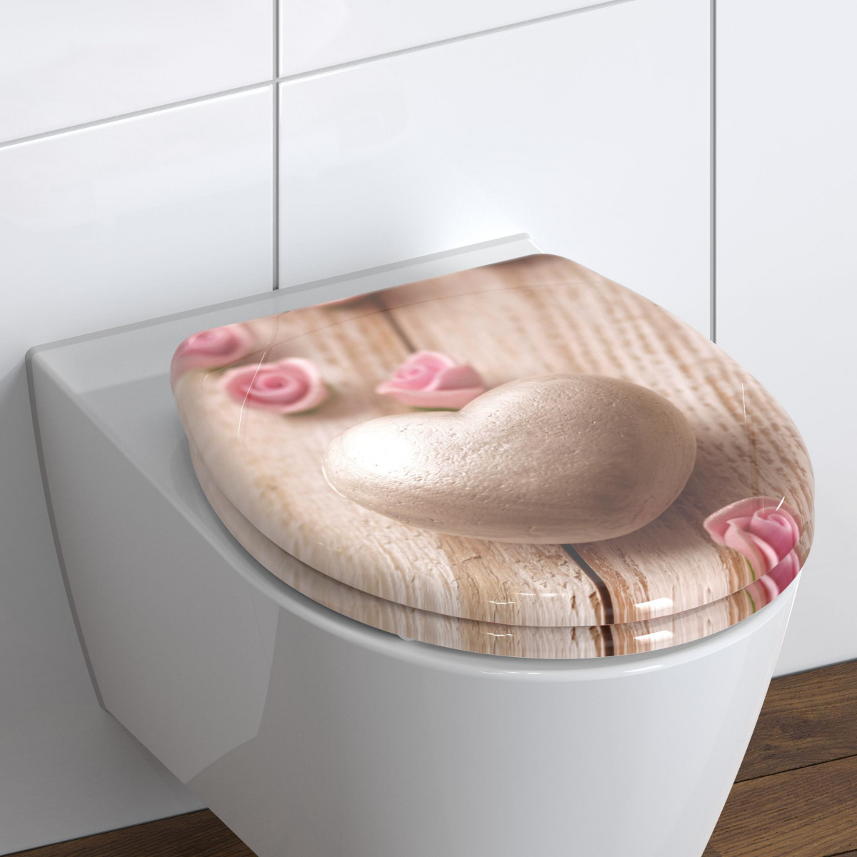 Weiße Toilette mit WC-Sitz in Holzoptik und Herzmotiv mit rosa Rosen.