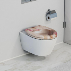 Wandhängende weiße Toilette mit bedrucktem WC-Sitz in Holzoptik und Herzmotiv.