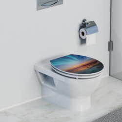 Weiße Wandtoilette mit Toilettendeckel, bedruckt mit Landschaftsmotiv in Blau und Orange.