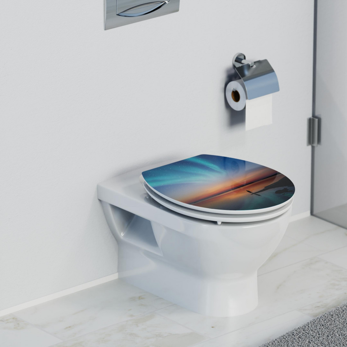 Weiße Wandtoilette mit Toilettendeckel, bedruckt mit Landschaftsmotiv in Blau und Orange.