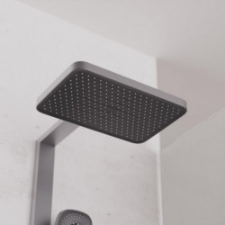 Quadratische schwarze Regendusche mit Silikondüsen an Duscharm.