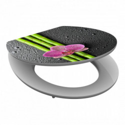 Toilettensitz mit Motiv aus grünen Bambusstäben, rosa Orchidee und Wassertropfen.