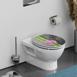Weiße Wandtoilette mit Toilettendeckel in Bambus- und Blütendesign in Badezimmerumgebung