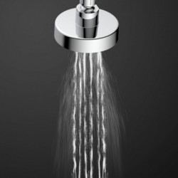 Runder Duschkopf aus Metall mit herabfließendem Wasserstrahl vor dunklem Hintergrund.