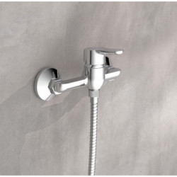 Chromfarbene Wand-Duscharmatur mit Hebelgriff und Schlauchanschluss ist an der Wand montiert.