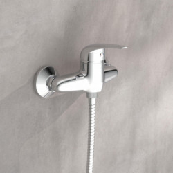 Chromfarbene Wandarmatur mit Einhebelmischer und Brauseschlauchanschluss.