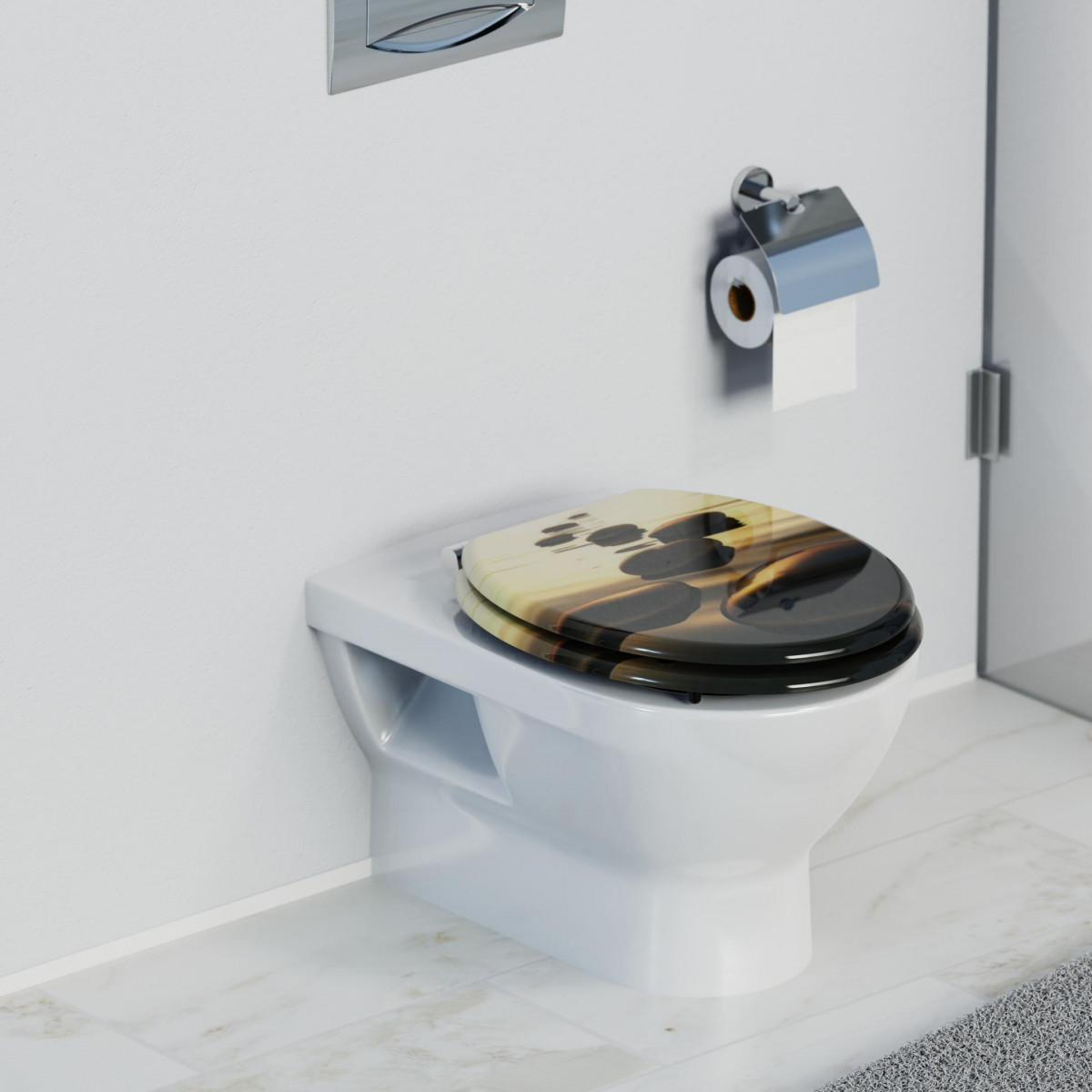 Toilette mit geschlossenem WC-Sitz mit schwarzem Pfotenmotiv in einem Badezimmer.