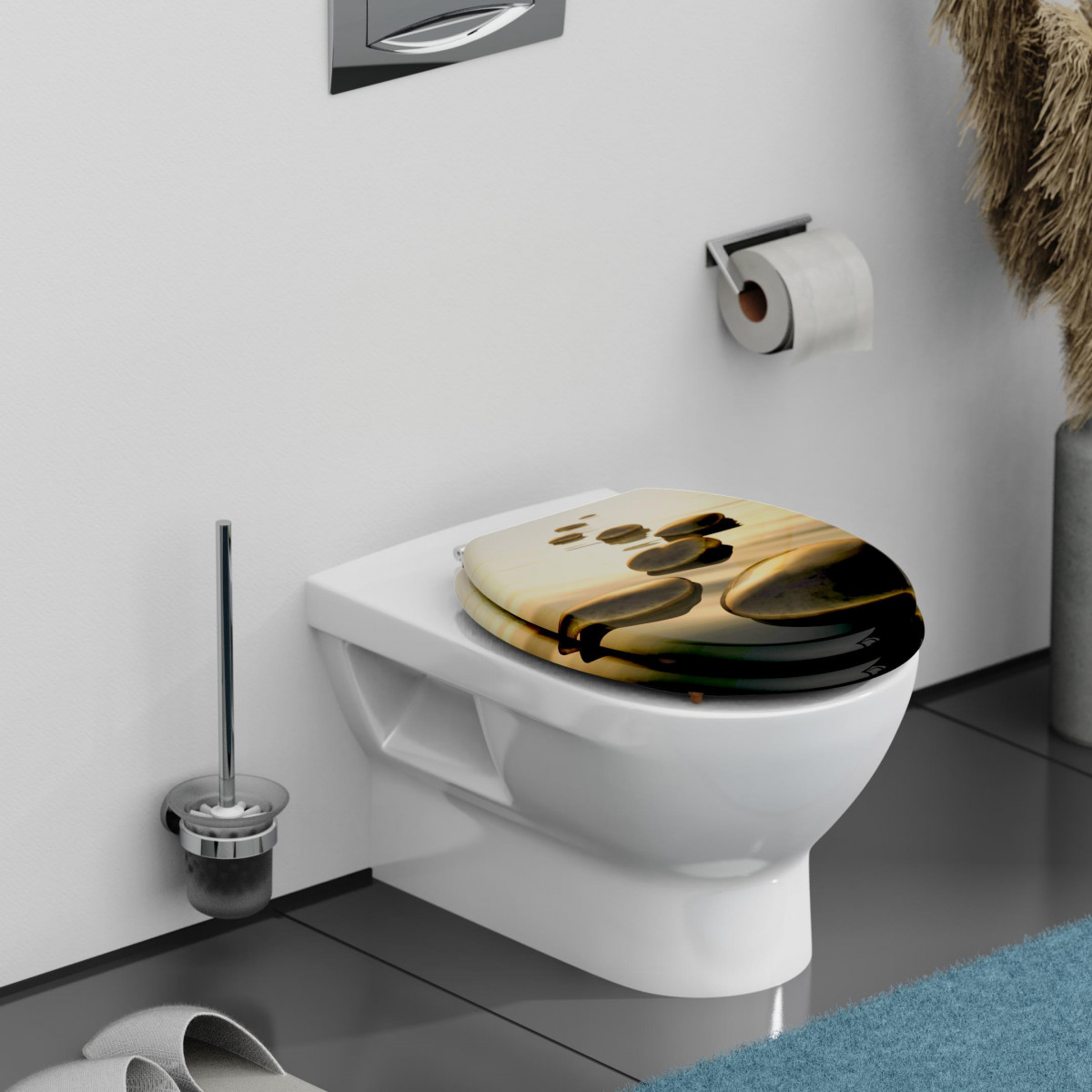 Weißes Wand-WC im Bad mit goldfarben-schwarzem Toilettensitz und Papierhalter.