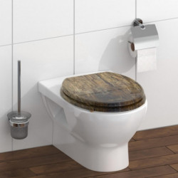Weißes WC mit geschlossenem Sitz in dunkler Holzoptik vor gefliester Wand.