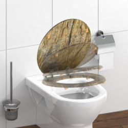 Toilettensitz mit Holzmaserung in geöffneter Position auf weißem WC.