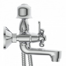Chrom-Wandarmatur mit Brausehalter, Handbrause und Schlauch verchromt.