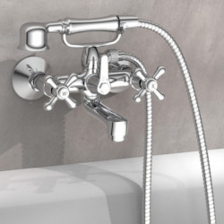 Chrom-Wannenarmatur mit zwei Kreuzgriffen, Auslauf und Brauseschlauch an der Wand