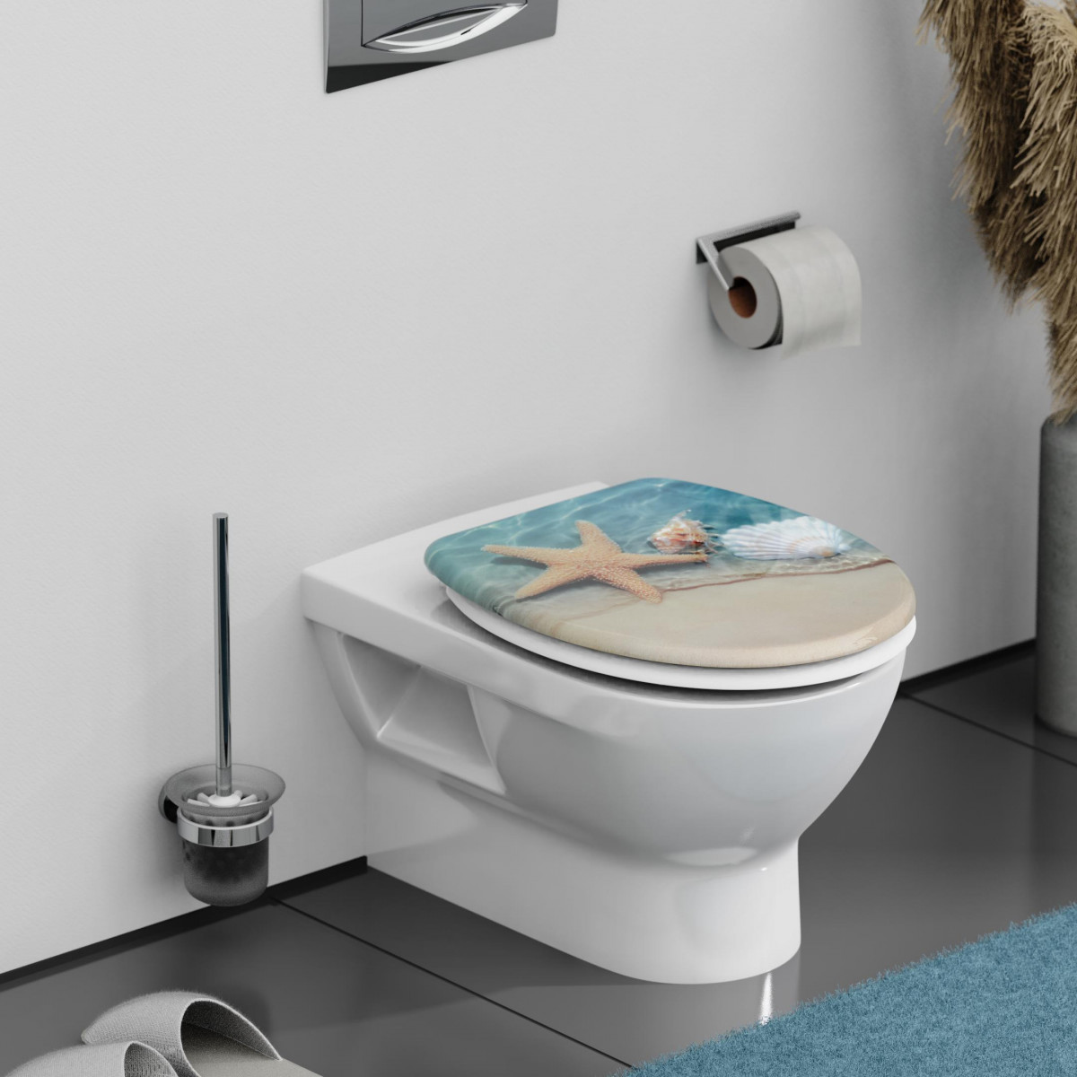 WC-Sitz mit Strandmotiv aus Seestern und Muscheln auf weißer Toilette